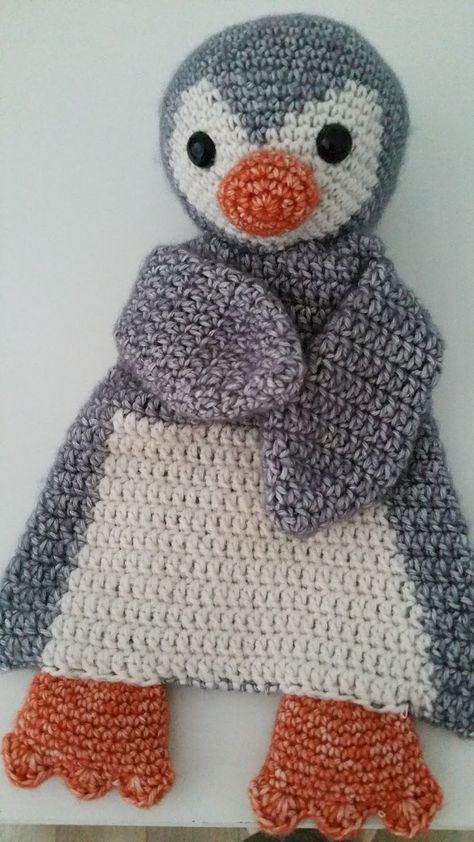 Penguin Craft, Crochet Baby Gifts, Crochet Penguin, Crochet Lovey, Crochet Triangle, Lovey Blanket, Haken Baby, Baby Penguins, Baby Rattle