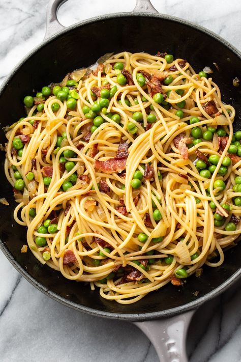 Bacon and peas combine for this quick and easy pasta recipe. Great for when you don't have a lot of time to make dinner! Bacon And Pea Pasta, Pea Pasta Recipe, Bacon Mushroom Pasta, Pasta Appetizers, Leek Pasta, Pea Pasta, Easy Pasta Recipe, Noodle Recipes Easy, Seafood Pasta Recipes