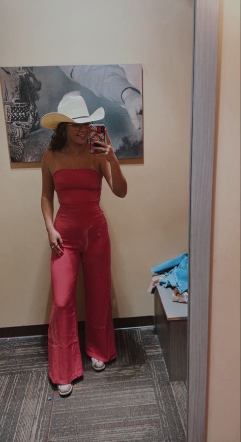 Unique Cowgirl Outfits, Red Cowgirl Hat Outfit, Pink Western Outfits Women, Going Out Western Outfit, Red Country Outfit, Red Western Outfit, Red Cowgirl Outfit, Western Going Out Outfit, Cowboy Hat Outfit Woman