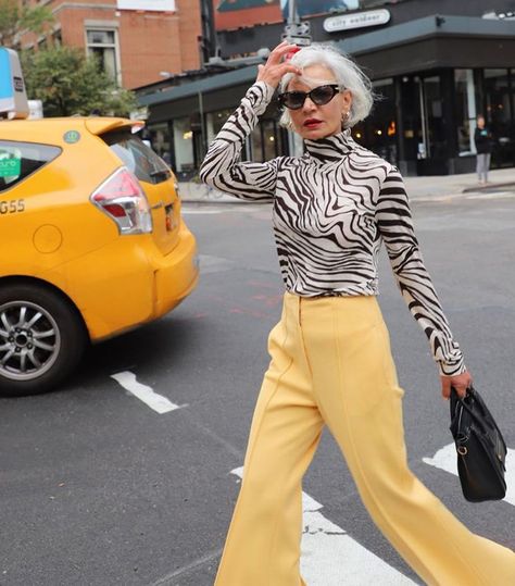 7 Outfit Formulas to Start Wearing Weekly (Because Repeating Is A-OK) Yellow Pants Outfit, Crossing The Street, Mode Pop, Yellow Pants, K Fashion, Outfit Formulas, Looks Street Style, Outfit Trends, Modieuze Outfits