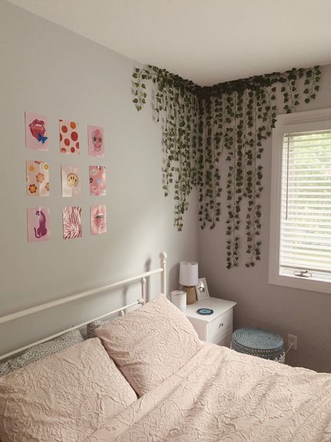 Corner vine wall decor in bedroom Wall Decor Corner Bedroom, Blank Wall Ideas Teenage Bedroom, Corner Room Wall Decor, Vine Headboard Wall, Bed Corner Of Room Decorating Ideas, Ways To Style Vines In Your Room, Vines In Bedroom Wall, Vine Bedroom Decor Ideas, Vine Wall In Bedroom