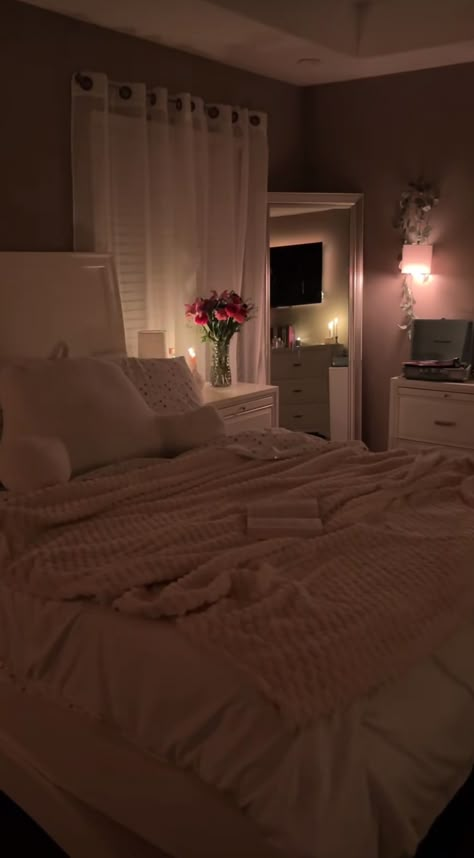 Big Cozy Bedroom, Bedroom Ideas Fairy Lights, Comfy Bed Ideas, Warm Cozy Room Aesthetic, Cozy Bed Ideas Comfy, Calm Bedroom Aesthetic, Cozy Loft Bedroom, Calm Bedroom, Cozy Reading Chair