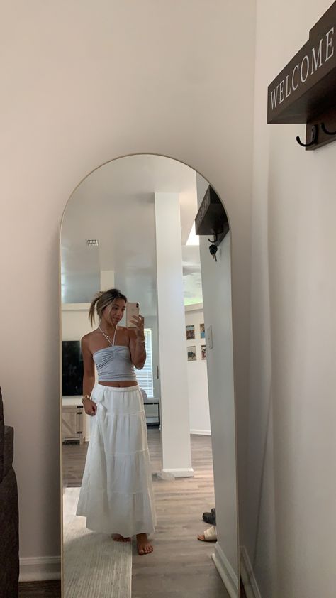 Brandy Melville Long White Skirt, Brandy White Skirt, Brandy Long Skirt, Brandy Melville Long Skirt, White Brandy Skirt Outfit, Long Linen Skirt Outfits For Summer, Brandy Melville White Skirt, White Prairie Skirt Outfit, Brandy Melville Izzy Skirt Outfit