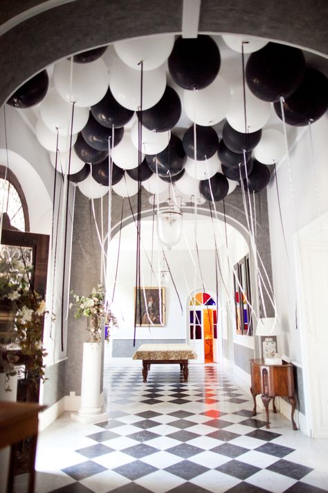 Black And White Party Decorations, Black And White Balloons, White Party Decorations, Balloon Ceiling, Black White Parties, Wedding Balloon Decorations, Prom Decor, Chateau Wedding, Black Balloons