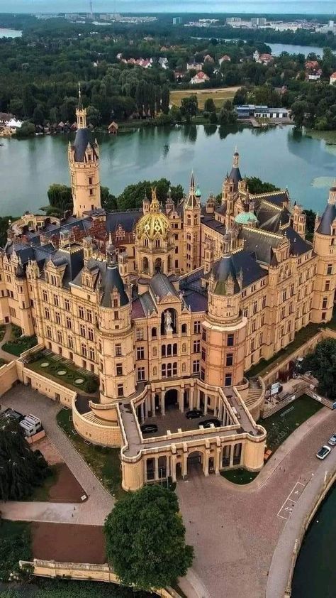 Schwerin Castle Interior, British Castle Aesthetic, Royal Castle Exterior, Royal Castle Aesthetic, Royalty Castle, Castle Bedrooms, School Castle, Schwerin Castle, Castle School