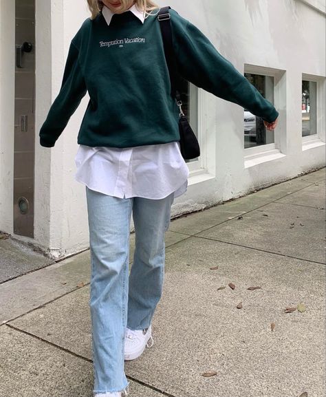 White Button Up With Jeans, Baggy Sweatshirt Outfit, Button Up With Jeans, Green Sweatshirt Outfit, Green Jeans Outfit, Jeans And White Sneakers, Casual Sporty Outfits, Outfits Con Camisa, Sweatshirt Aesthetic