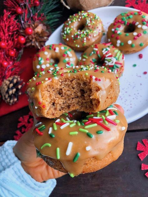 Gingerbread Donuts (paleo, gluten free). Healthy, simple, perfect for winter/Christmas breakfast! #healthydonuts #healthybreakfast #donuts Paleo Christmas Recipes, Paleo Gingerbread, Gingerbread Donuts, Paleo Christmas, Making Donuts, Healthy Donuts, Christmas Donuts, Cookies Gluten Free, Gluten Free Donuts