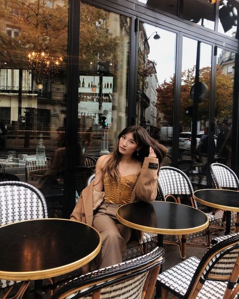 ashley aka bestdressed on Instagram: “i called a pain au chocolat a croissant and now i’m permanently banned from france” Haley Modern Family, Selamat Hari Valentine, Family Photo Outfits Winter, Instagram Family, Family Photo Outfits, Creative Halloween Costumes, Outfit Look, Outfits Winter, Best Dressed