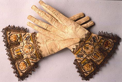 Vintage perfumed gloves from an old blog on artisanal objects http://anyasgarden.com/blog