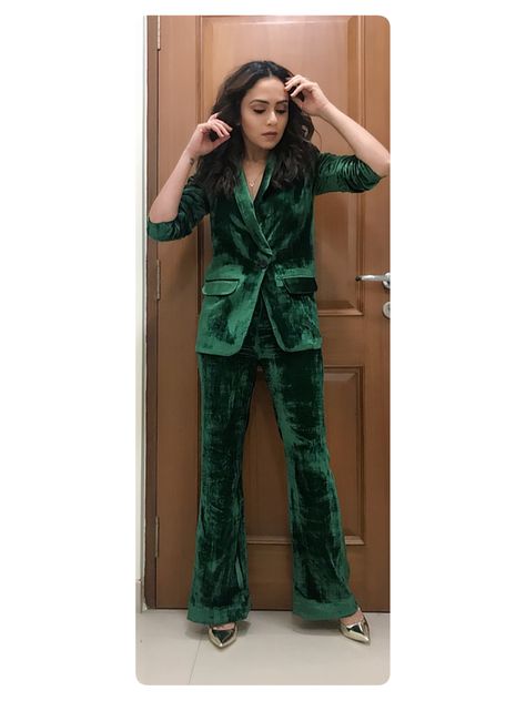 Velvet Kurti Neck Designs, Velvet Coord Sets Western, Velvet Cord Set Outfit, Velvet Coord Sets, Velvet Cord Set, Velvet Set Outfit, Velvet Pant Suit, Velvet Pants Outfit, Velvet Pakistani Dress