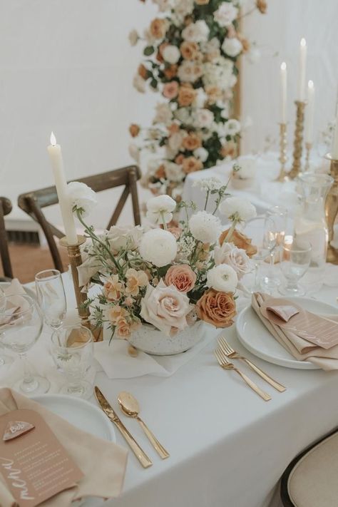 Wedding House Party Ideas, American Wedding Decorations, U Shape Dinner Setting, Cheapest Wedding Flowers, Wedding Decor Peach, Fall Tablescapes Wedding, Olive And Peach Wedding, Light Peach Wedding Theme, Vintage Wedding Florals