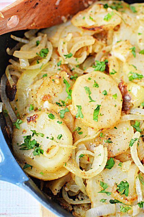 Pan fried potatoes with onions and garlic is a cheap side dish you can add peppers to as well. Tender in cast iron skillet or crispy. French’s Crispy Fried Onions Recipes, Air Fryer Potatoes And Onions, Potatoes And Onions Skillet, Potato And Onion Recipes, Fried Potatoes With Onions, Fish Side Dishes, Southern Fried Potatoes, Iron Meals, Cheap Side Dishes