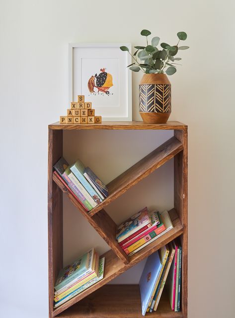 DIY Modern Bookcase Simple Diy Wood Projects, Diy Drawer Dividers, Wood Shelving Units, Small Bookshelf, Metal House Numbers, Diy Drawers, Modern Bookcase, Diy Plant Stand, Master Bed