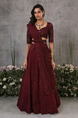 Lehenga Blouse Designs Half Sleeves, Red Lehenga Simple, Lehenga With Belt, Belt Lehenga, Organza Silk Lehenga, Indian Engagement Outfit, Maroon Bridal Lehenga, Lehenga Simple, Gold Blouse Designs