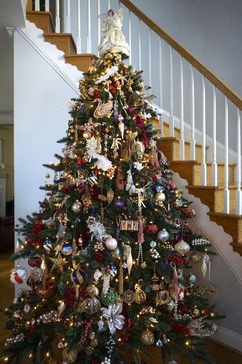 Christmas Tree With Old World Ornaments, Christmas Tree Antique, Tradional Christmas Tree Decorations, Classy Traditional Christmas Tree, Traditional Tree Decorations, Old World Ornament Christmas Tree, Christmas Tree Ideas Real Trees, Christmas Trees Traditional, Traditional Colorful Christmas Tree