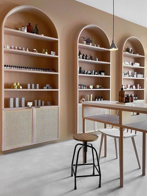 Salon Display Ideas Retail, Nail Store Interior Design, Beauty Store Interior, Beauty Center Design, Beauty Store Design, Retail Shop Design, Salon Retail Display, Beauty Shop Decor, Interior Design Store