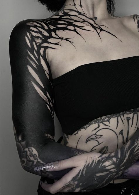 Future Tattoo Sleeve To Neck Tattoo, Black Body Tattoo, Creative Black Out Tattoo, All Black Sleeve Tattoo, Black Vein Tattoo, Lichtenberg Figures Tattoo, My Tattoo Aesthetic, Feminine Blackout Tattoo, Partial Blackout Tattoo Sleeve