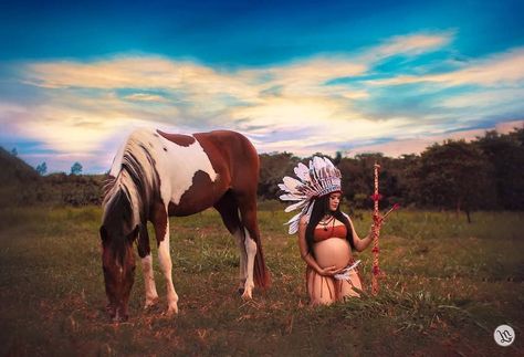 Pregnant photo shoot native american theme Maternity Pin Up, Pregnant Photo Shoot, Home Maternity Photography, Maternity Studio Photoshoot, Foto Cowgirl, Baby Planner, Dresses Photography, Cute Pregnancy Pictures, Maternity Photography Poses Pregnancy Pics