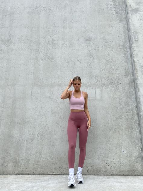 Monochromatic Gym Outfit, Pink Leggings Gym Outfit, Gym Pink Outfit, Light Pink Workout Outfit, White Legging Outfits, Athleisure Outfits Pink, Pastel Gym Outfit, Pink Leggings Outfit Athletic Wear, Outfits With Pink Leggings