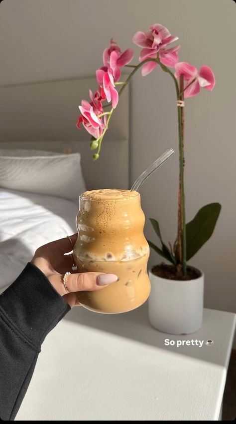 Ice Coffee Aesthetic, Cute Iced Coffee, Iced Coffee Aesthetic, Aesthetic Drinks, Coffee Shop Aesthetic, Coffee Obsession, Coffee Pictures, Pretty Drinks, Aesthetic Coffee