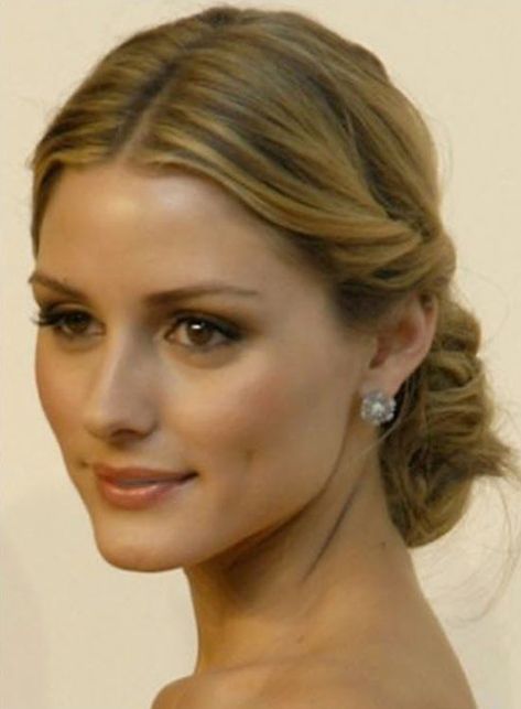 Olivia Palermo Updos for Medium Length Hair Middle Part Updo, Olivia Palermo Hair, Hairstyles Asian, Sanggul Modern, Easy Updo Hairstyles, Updos For Medium Length Hair, Low Bun, Penteado Cabelo Curto, Trending Hairstyles