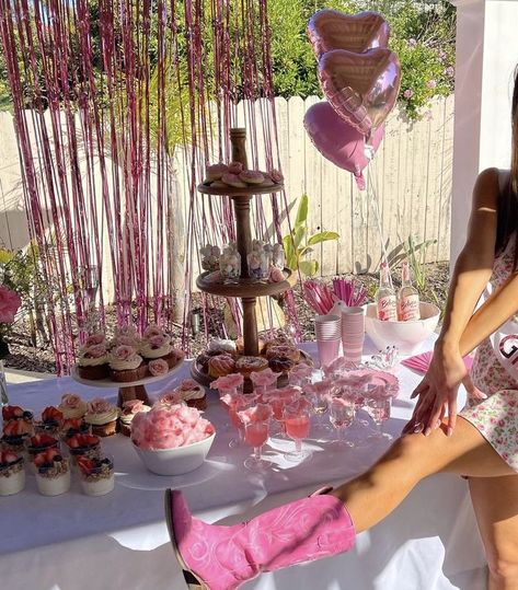 22nd Birthday Pool Party, Pink Birthday Party Outside, Pretty In Pink Party Ideas, Sweet Sixteen Aesthetic Party, 16th Birthday Party Ideas Sweet 16 Theme Pink, Pink Teen Birthday Party, Princess Party Aesthetic, Sweet 16 Aesthetic Party, Simple Sweet 16 Party Ideas