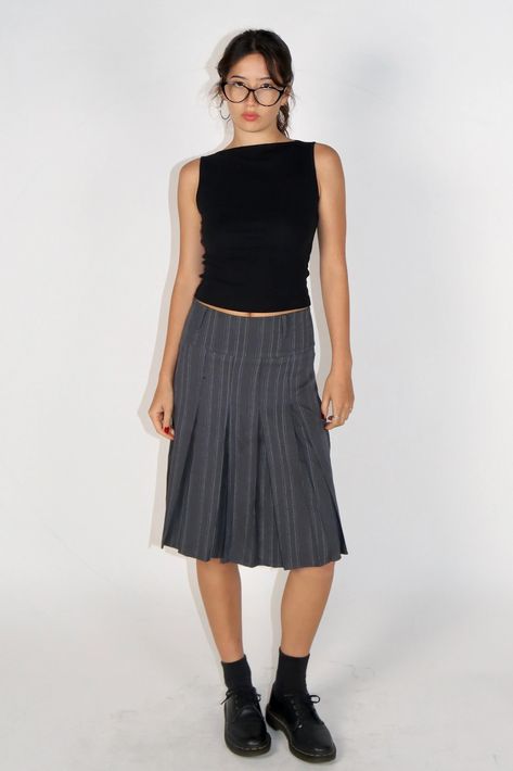 Detail Grey midi skirt Grey stripe Straight fit Low-waisted Polyester No stretchy Machine wash/Do not iron   Sizing S: waist = 68 cm, length = 56 cm, hip= 94 cm M: waist = 72 cm, length = 57 cm, hip= 198 cm L:  waist = 76 cm, length = 58 cm, hip= 102 cm Suzi is 5 ft 6, pants size is 26, wearing size small Grey Midi Skirt, Midi Skirts Style, Midi Skirt Outfit, Striped Midi Skirt, Grey Outfit, 가을 패션, Mode Inspiration, Office Outfits, Skirt Outfits