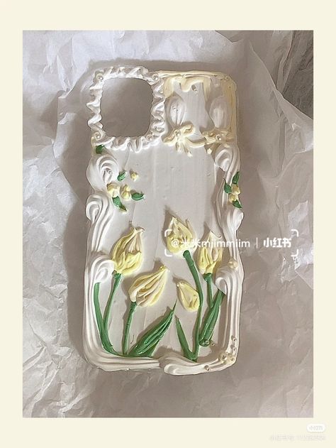 Phone Case Cream Glue, Decoden Phone Case Ideas, Deco Phone Cases Whipped Cream, Decoden Phone Case Aesthetic, Deco Cream Phone Case, Deco Phone Cases, Decoden Toploader, Custom Phone Cases Diy, Cream Glue Phone Case