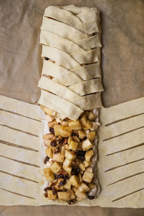 Apple Strudel Puff Pastry, Easy Apple Strudel Recipe, Apple Strudel Recipe, Easy Apple Strudel, German Food Authentic, Strudel Recipes, Apple Coffee Cakes, Apple Recipes Easy, Tiffani Thiessen