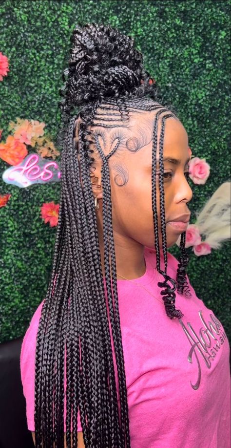 Knotless With Star On The Side, Straight Back Braids Cornrows Hairstyles With Designs, Birthday Braids Hairstyles, Uni Hairstyles, Fresh Braids, Bhaddie Hairstyle, Lemonade Braids Hairstyles, Short Box Braids Hairstyles, Braided Hairstyles For Black Women Cornrows