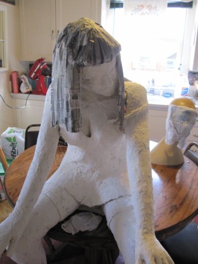 How to make armatures for papier mache sculptures... I'm thinking The Tenth Doctor sitting in a chair in the corner of my living room lol Paper Mache Projects, Diy Jul, Paper Mache Clay, Figure Sculpture, Paper Mache Art, Paper Mache Sculpture, Sculpture Projects, Paper Mache Crafts, Papel Mache