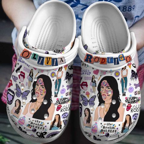 Beautiful Singer Olivia Rodrigo White Clogs, Cute And Safe For Outdoor Walking Preppy Olivia Rodrigo, Olivia Rodrigo Stuff, Taylor Swift Shoes, Lily Bag, White Clogs, Apple Watch Bands Fashion, Olivia + Core + Aesthetic, Pretty Sneakers, Preppy Girls