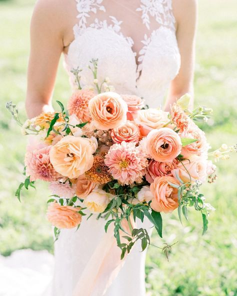 Dahlia And Roses Bouquet, Dahlia And Zinnia Bouquet, Champagne Wedding Florals, Zinnia Bridal Bouquet, Zinnia Wedding Bouquet, Zinnia Wedding, Ranunculus Bridal Bouquet, Peach Bridal Bouquet, Dahlia Bridal Bouquet