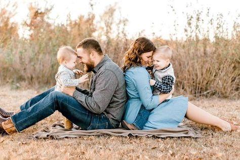 Fall Family Session, Foto Kids, Cute Family Photos, Ideas Pose, Family Photos With Baby, Family Photoshoot Poses, Fun Family Photos, Fall Family Photo Outfits, Family Portrait Poses