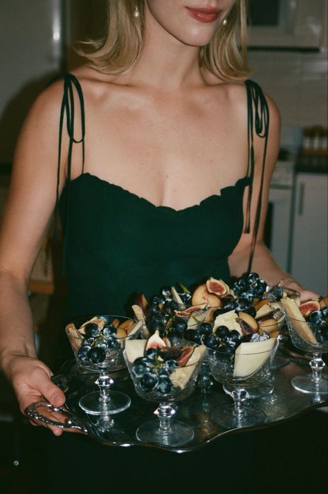 Holiday Cocktails Aesthetic, Nora Ephron Dinner Party, Nyc Dinner Party Aesthetic, Potluck Dinner Aesthetic, Dinner Party Friends Aesthetic, Holiday Dinner Aesthetic, Sophisticated Dinner Party, Christmas Dinner Photoshoot, Dark Dinner Party Aesthetic