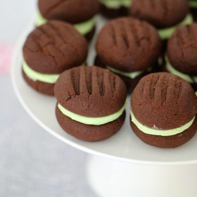 Mint Biscuits, Melting Moments Cookies, Easy Biscuit, Thermomix Baking, Melting Moments, Chocolate Biscuits, Eggless Recipes, Thermomix Desserts, Biscuit Bake