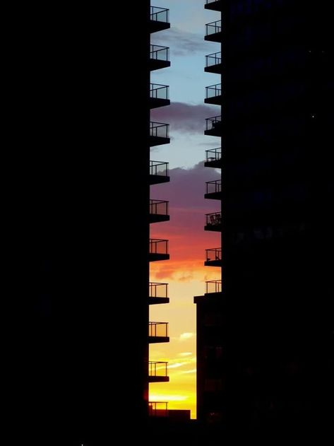 The levels of sunset between buildings Sunrise Colors, Fotografi Urban, Charcoal Drawings, Have Inspiration, Foto Tips, Jolie Photo, Urban Photography, Urban Art, Belle Photo