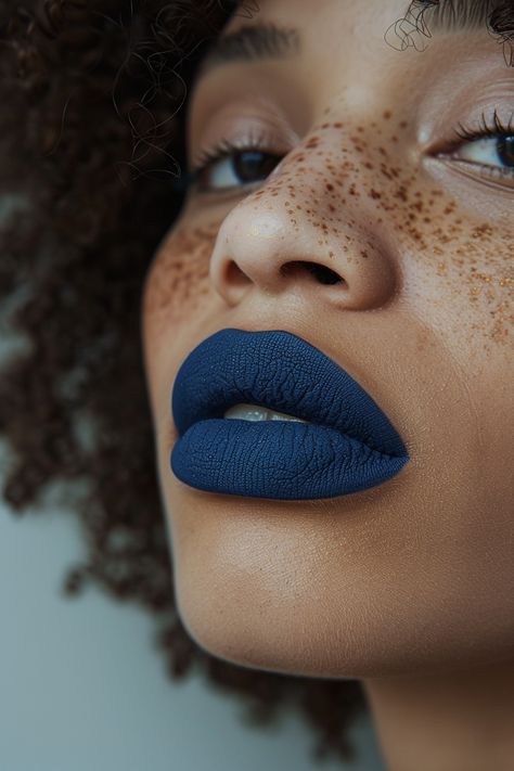 Dark Blue Lipstick, Lipstick Ideas, Bronze Smokey Eye, Green Lipstick, Striking Beauty, White Eyeshadow, Shimmery Eyeshadow, Minimalist Makeup, Blue Lipstick