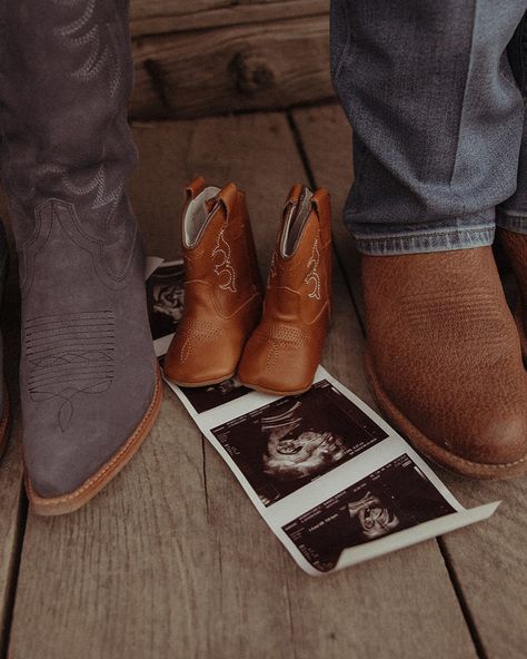 C & J are having a baby! ✨ . . #coloradophotography #coloradophotographer #maternityphotography #maternityphotographer #coloradomaternityphotographer #westernstyle #westernphotography Western Baby Announcement Photos, Announcement Pictures Pregnancy, Western Pregnancy Photoshoot, Cowboy Pregnancy Announcement, Western Baby Announcement Ideas, Cowboy Baby Announcement, Western Baby Announcement, Country Pregnancy Announcement, Western Pregnancy Announcement