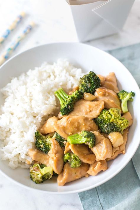 Chinese Chicken and Broccoli Recipe | takeout recipe, easy chicken recipe, chinese food #dairyfree #chinesefood #chicken #easydinner @simplywhisked Chinese Chicken And Broccoli, Sheet Pan Dinners Chicken, Cheesy Chicken Broccoli, Broiled Chicken, Steamed Chicken, Easy Chicken Breast, Broccoli Recipe, Takeout Food, Clean Eating Recipes For Dinner