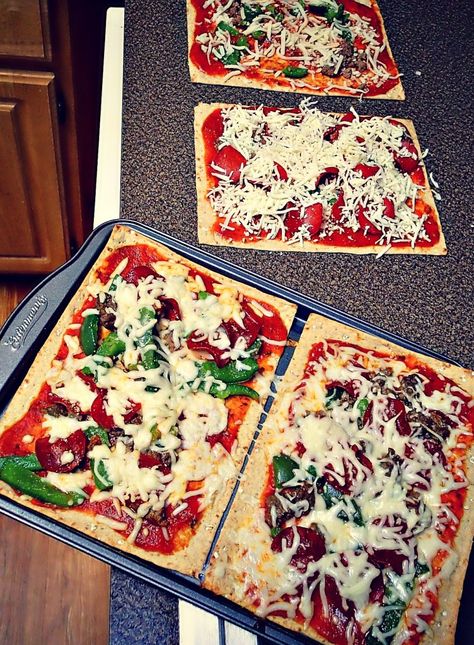 Low Calorie Flatbread Pizzas! - Simply Taralynn Low Calorie Flatbread, Lavash Bread Pizza, Lavash Bread Recipe, Healthy Flatbread, Low Calorie Pizza, Flatbread Pizzas, Lavash Bread, Flatbread Pizza Recipes, Whole Wheat Pizza