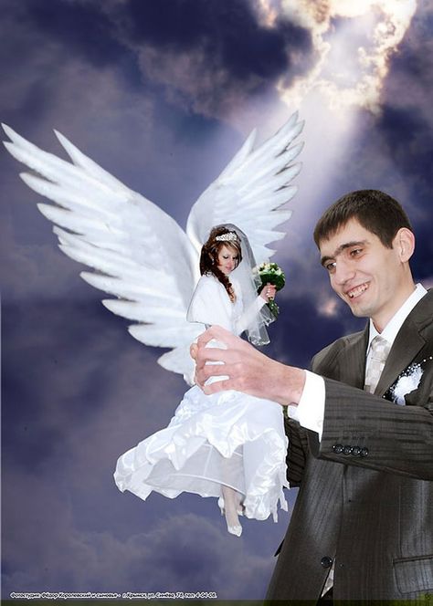 Russian wedding photoshop disasters. Hilarious!!  This was too painful--I only got through half of them and had to stop. Worst Wedding Photos, Tacky Wedding, Awkward Wedding Photos, Funny Wedding Pictures, Awkward Photos, Russian Wedding, Photoshop Fail, Awkward Family Photos, Funny Couples