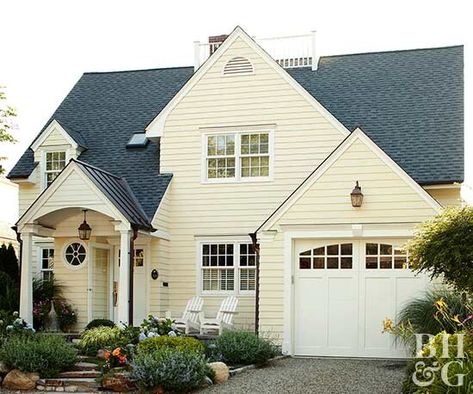 pale yellow exterior with landscaping Yellow House Exterior, Cheap Front Doors, Exterior Color Combinations, House Paint Color Combination, Exterior House Paint Color Combinations, Pintura Exterior, Yellow House, Casa Vintage, Exterior Color Schemes