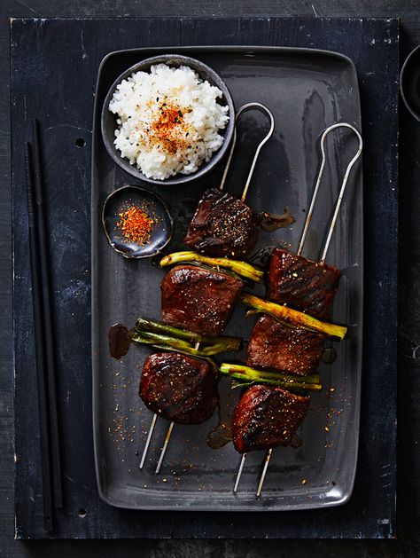 Japanese Skewers, Spicy Tofu Recipes, Yakitori Skewers, Rustic Food Photography, Barbeque Recipes, Healthy Grilling, Barbecue Recipes, Camp Cooking, Japan Food