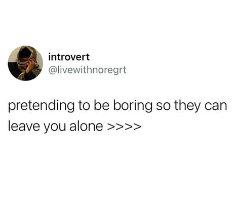 A funny Tweet saying "Pretending to be boring so they can leave me alone" Introvert Humor Funny, Aesthetic Quotes Funny, Introverts Quotes, Introverted Feeling, Introvert Aesthetic, Introverted Intuition, Introvert Funny, Eng Quotes, Introvert Jokes