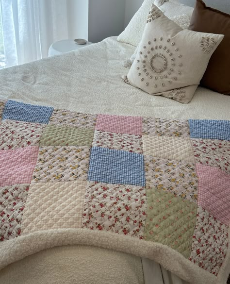 cosy nights in with our patchwork blankets >>> Farmhouse Patchwork Quilt, Quilt Duvet Cover Diy, Throw Blanket Quilt, Puff Quilt Aesthetic, Quilt Blanket Aesthetic, Aesthetic Quilt Patterns, Quilts Aesthetic, Patchwork Knitted Blanket, Aesthetic Quilt