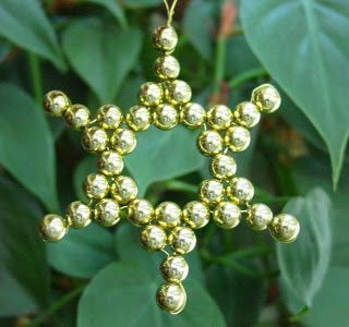 Chrismon Patterns, Chrismon Ornaments, Jesse Tree Ornaments, Christmas Orniments, Beaded Christmas Decorations, Beaded Snowflakes, Diy Jewelry Projects, Beaded Christmas Ornaments, Christmas Bead