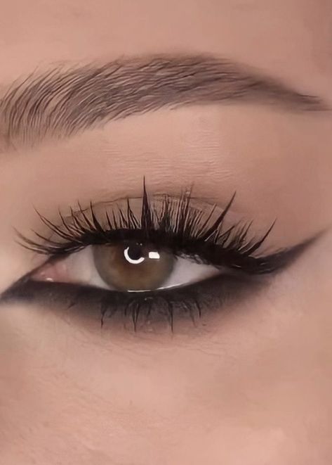 Reverse Eyeliner, Dark Angel Makeup, Maquillaje Smokey Eyes, Witchy Makeup, Cat Eye Eyeliner, Winged Eyeliner Makeup, Smudged Eyeliner, Angel Makeup, Smokey Eyeliner