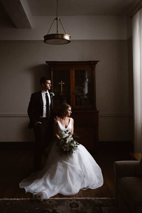 Top 10 Tips for Indoor Wedding Photography Interior Wedding Photography, Inside Wedding Pictures, Winter Wedding Photography Indoor, Indoor Wedding Couple Photos, Inside Wedding Photography, Indoor Wedding Picture Ideas, Wedding At A Restaurant, Wedding Couple Poses Indoor, Wedding Photo Ideas Inside