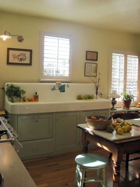 I love how wide this farmhouse sink is. Plus, the washboards on the side are practical and look cool. Plus, she's hiding two dishwashers under the sink! Cocina Shabby Chic, Casa Vintage, Farm Kitchen, Farm Sink, Kitchen Farmhouse, Farmhouse Sink Kitchen, Kitchen Redo, Cottage Kitchen, Farmhouse Sink